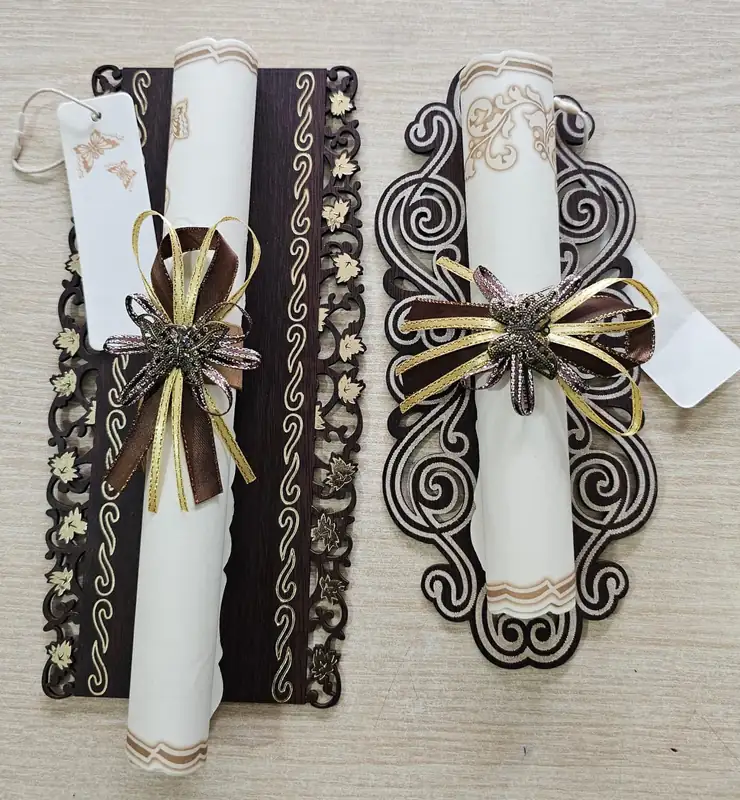 Invitations rouleau avec nœuds et découpe bois