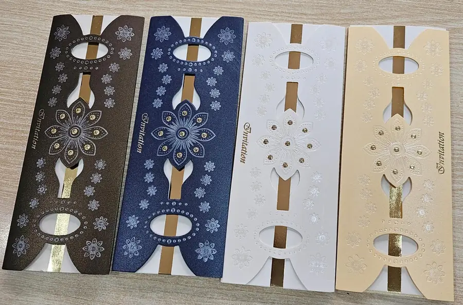 Quatre pochettes d’invitation brun, marine, blanc et or